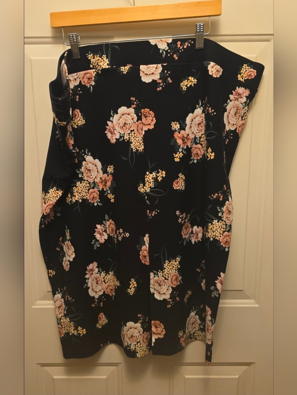 Torrid Floral Midi Pencil skirt 
Size 4 = Size 26 - Picture 4 of 9